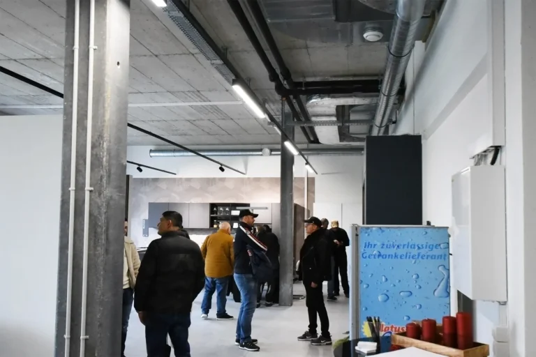 Kuechenumbau-planen-kostenlose-offerte-nach-mass-einbaukueche-designerkueche-kaufen-kostenvorschlag-beratung