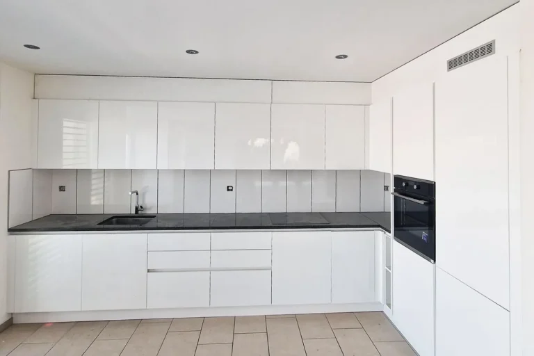 kuechenumbau-moderne-kueche-weiss-in-gisikon-2